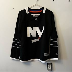 NY Islanders Women’s Jersey. Reebok Long sleeve. Size: Medium Color: Black